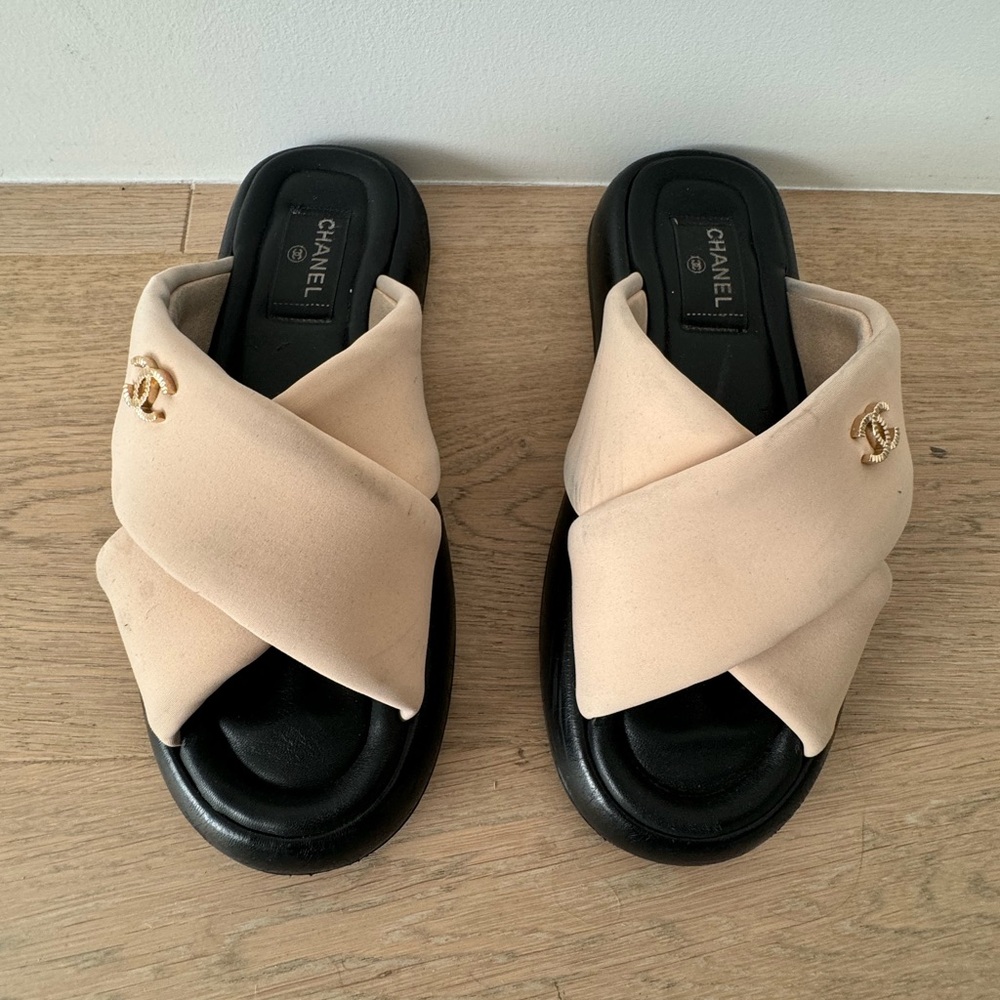 Chanel Women's Cream and Black Sandals